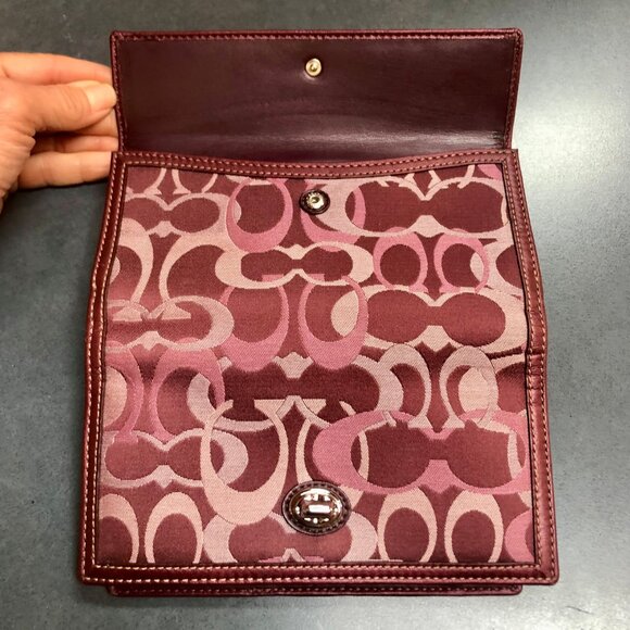 Vintage Coach Bordeaux Signature Print Patent Leather Trim Turn lock Close-New - Picture 9 of 10